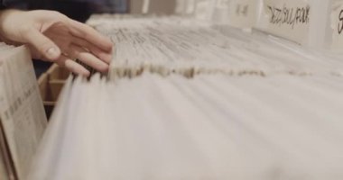 Bir müzik mağazasından caz ve soul albümleri seçerek. Tecrit sırasında evde dinlemek için vinil çılgınlığı. 