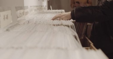 Vinil müzik dükkanından antika plaklar alınıyor