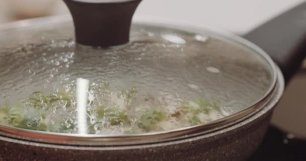 Zielona Papryka Dusząca Się Patelni Domowe Gotowanie Podczas Zamknięcia — Wideo stockowe