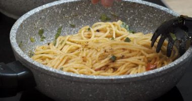 Makarnaya biber ve baharat ekliyorum.