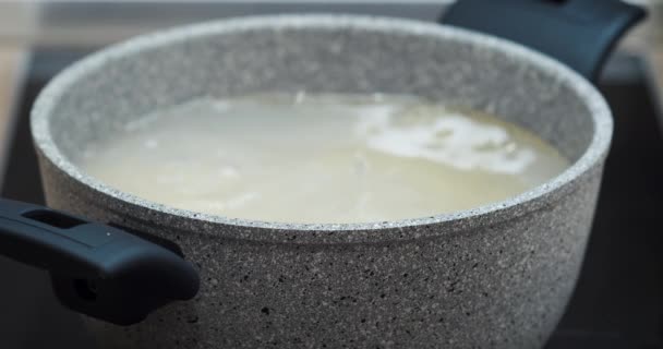 調理中に石の非スティック鍋調理器で沸騰水 — ストック動画
