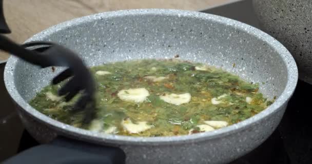 Cocinar Espaguetis Con Salsa Verde Una Sartén Piedra Montaje — Vídeo de stock