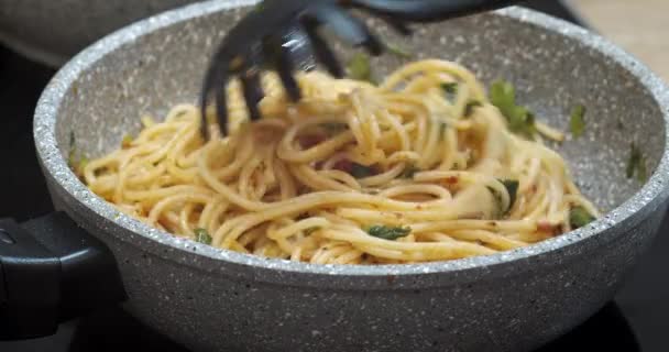 Spaghetti Bereiden Met Tomatenrode Saus Een Pan — Stockvideo