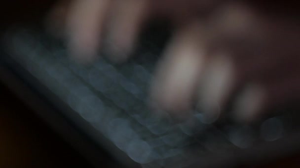 Πληκτρολογώντας Αναδρομικά Φωτισμένο Πληκτρολόγιο Νύχτα Έννοια Εργασίας Προγραμματιστή Χάκερ Freelance — Αρχείο Βίντεο