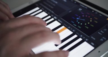 Tablet yazılım uygulamasında piyano çalan kullanıcı - taşınabilir elektronik müzik üretimi 