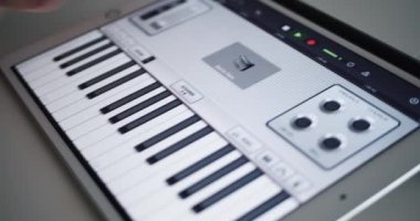 iPad tabletinde müzik yapmak isteyen prodüktör dijital ses çalışma istasyonu uygulaması - Garaj Grubu