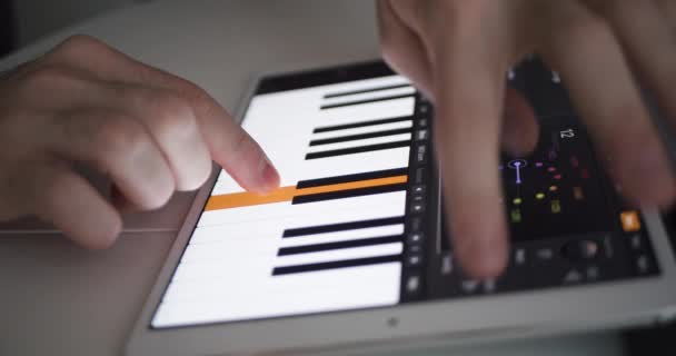 Utilisateur Joue Synthé Piano Numérique Sur Une Application Tablette Logiciel — Video