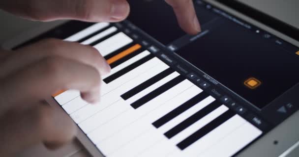 Usuario Haciendo Música Aplicación Garage Bande Ipad — Vídeo de stock