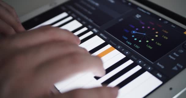 Användaren Spelar Piano Surfplatta Program Bärbar Elektronisk Musikproduktion — Stockvideo