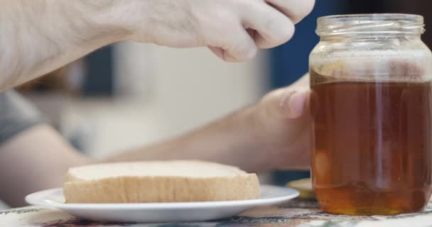 Manos Extendiendo Miel Una Rebanada Pan Para Desayuno Imágenes Cámara — Vídeo de stock