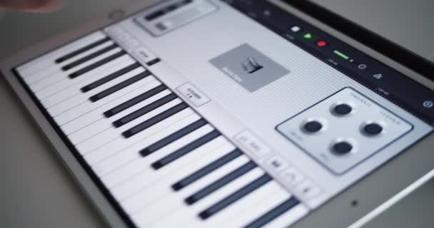 Aspirerende Producent Die Muziek Maakt Ipad Tablet Digitale Audio Werkstation — Stockvideo