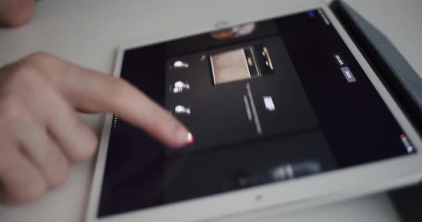 音楽プロデューサーはIpadタブレット上のGarage Band Ios音楽アプリで楽器を選ぶ 音楽制作の未来 — ストック動画