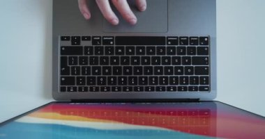 Kullanıcı, dizüstü bilgisayarın kilidini parmak izi tarayıcısıyla açar ve çalışmaya başlar - üst görünüm görüntüleri