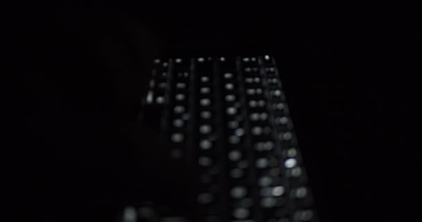 Dedos Escribiendo Teclado Retroiluminado Por Noche Concepto Piratería Cibernética Imágenes — Vídeo de stock