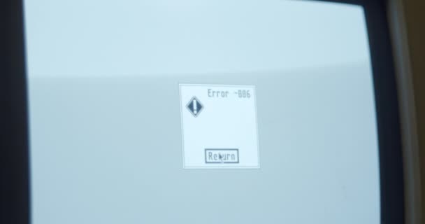 ヴィンテージコンピュータの画面上のエラーメッセージ 古いPcはフロッピーディスクドライブを読むことができません ドイツ語 — ストック動画