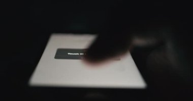 PayPal mobil uygulamasının çevrimiçi ödemeler ve para alımı için kullanılması - kimlik güvenlik kilidini açma aygıtına dokunun