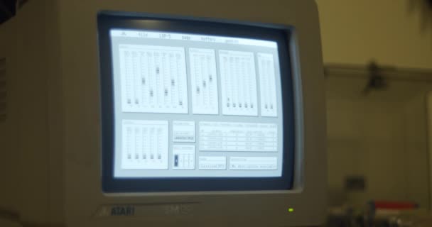 オーディオ生産のためのヴィンテージアタリ80コンピュータ — ストック動画