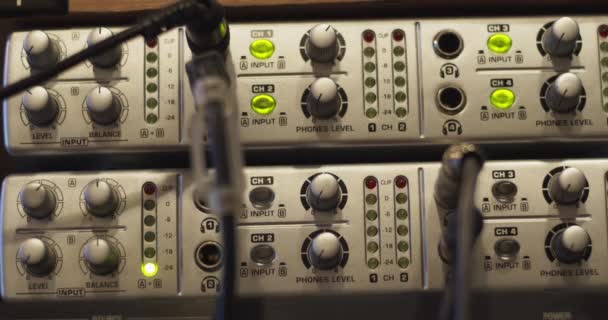 Ses Giriş Çıktısı Için Ses Arayüzleri Profesyonel Stüdyoda Çok Kanallı — Stok video