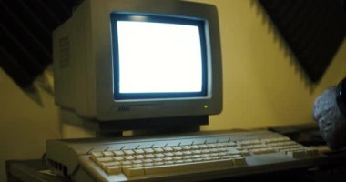 Kullanıcı eski bir Atari masaüstü bilgisayarına disket koyuyor - 80 'ler klasik makine