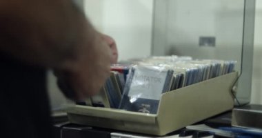 Kullanıcı tarayıcı eski bilgisayar disketlerini tarıyor