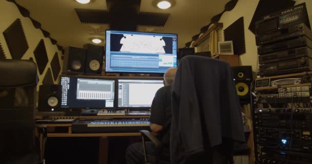 Παραγωγός Ήχου Που Εργάζεται Στο Στούντιο Ήχου Του — Αρχείο Βίντεο