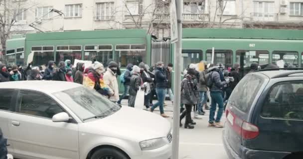 거리에서 시위하는 사람들 — 비디오