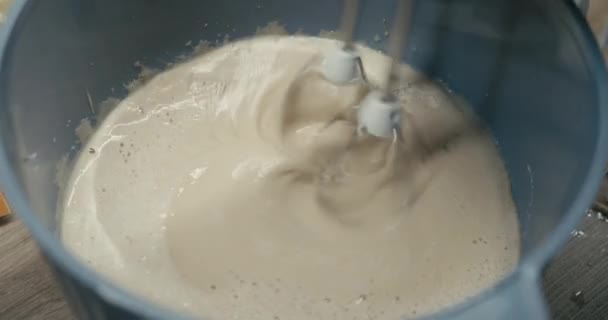 Baker Usando Misturador Elétrico Uma Tigela Para Misturar Ingredientes Uma — Vídeo de Stock