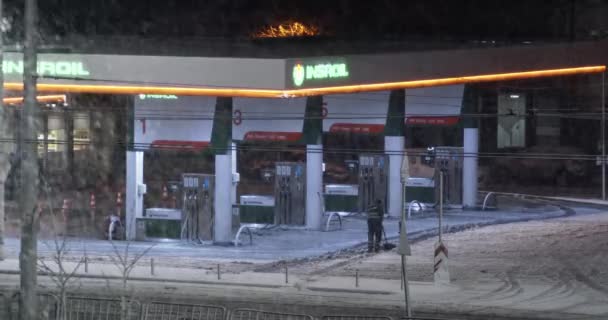 Worker Cleaning Snow Petrol Gas Station Heavy Snowstorm Blizzard — Stock Video