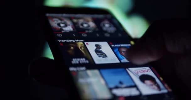 Kullanıcı Gece Akıllı Telefondan Netflix Izliyor Kilitleme Sırasında Film Izleme — Stok video