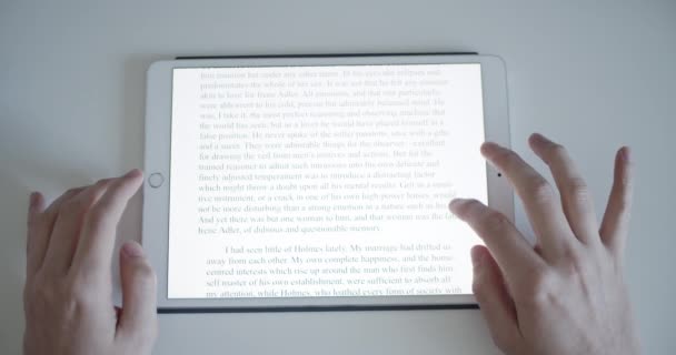 Kullanıcı Dijital Kütüphane Uygulamasından Tablet Hakkında Çevrimiçi Kitap Okuyor Üst — Stok video