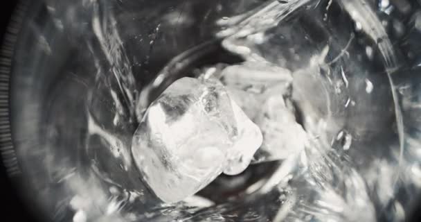 Eiswürfel Ein Glas Füllen Und Alkohol Einschenken Filmische Nahaufnahme Von — Stockvideo