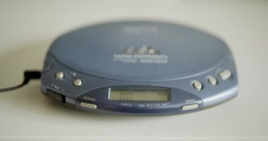 Klasik taşınabilir CD oynatıcı Klasik CD 'lerden müzik dinlemek için kullanılır