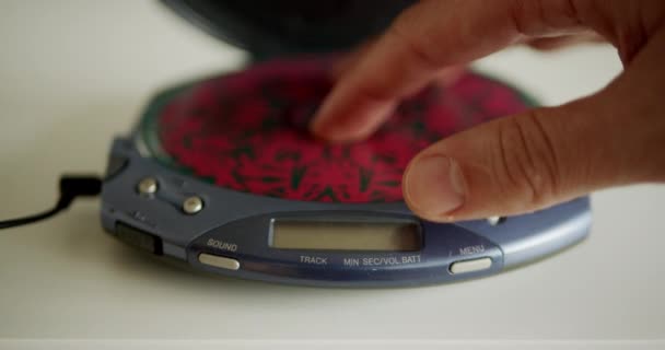 Korzystanie Odtwarzacza Vintage Walkman Słuchania Muzyki Płyty Kompaktowej — Wideo stockowe