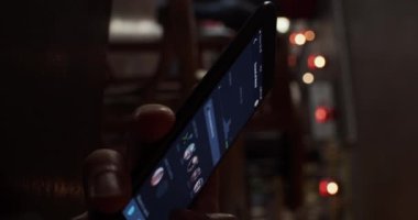 Filmleri sınıflandırmak, eleştirmek ve paylaşmak için Letterboxd film sosyal ağ uygulaması - dikey görüntüler