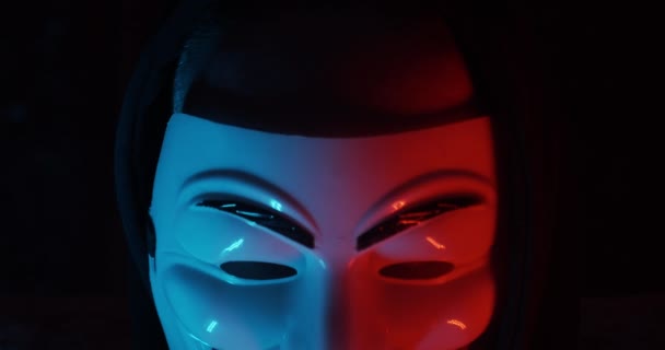 Mann Mit Anonymer Maske Hebt Kopf Hacker Video — Stockvideo