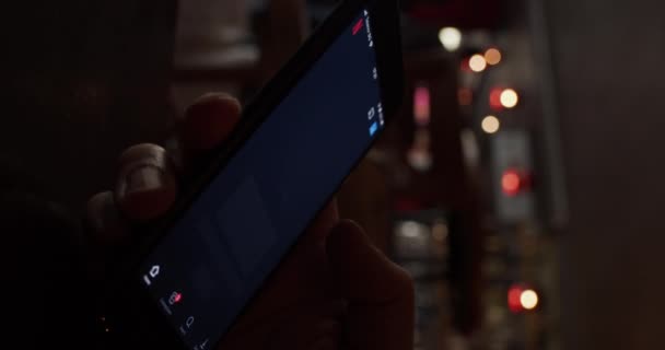 Usuário Assistindo Filme Netflix Conteúdo Streaming Dispositivo Smartphone Vídeo Vertical — Vídeo de Stock