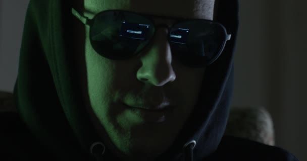 Shady Man Met Hoody Zonnebril Werkt Computer Nachts Hacker Cyber — Stockvideo