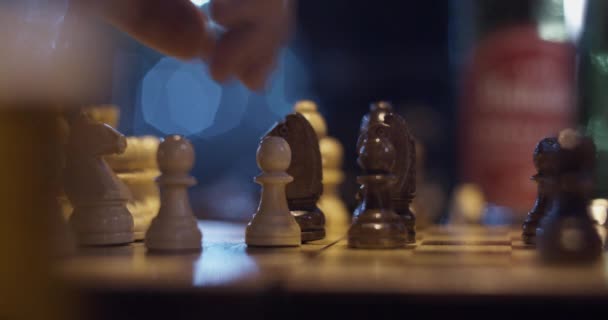 Schach Spielen Der Nacht Nahaufnahmen — Stockvideo