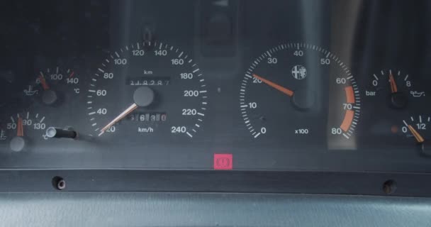 Приладова Панель Автомобіля Під Час Прискорення Двигуна — стокове відео