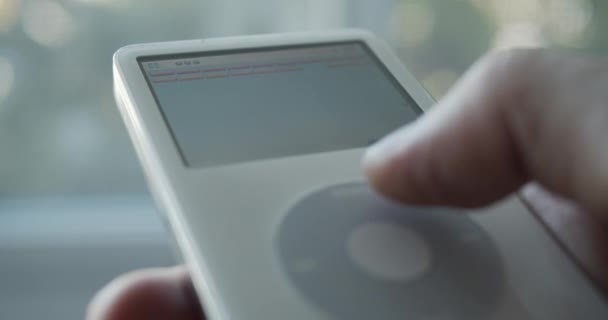Usuário Jogando Jogo Tijolo Ipod Música Dispositivo Leitor Vídeo Apple — Vídeo de Stock
