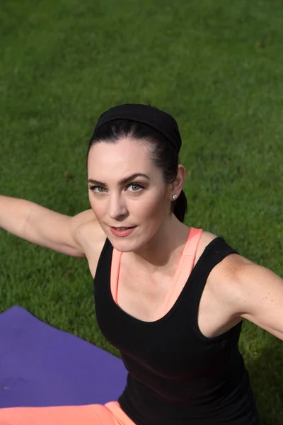 Athletic Woman Doing Yoga Outdoors — Stock Photo, Image