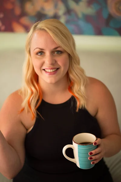 Mooie blonde vrouw koffie drinken — Stockfoto