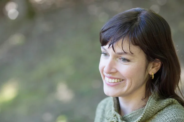 Sportieve vrouw met bruin haar en prachtige groene ogen — Stockfoto