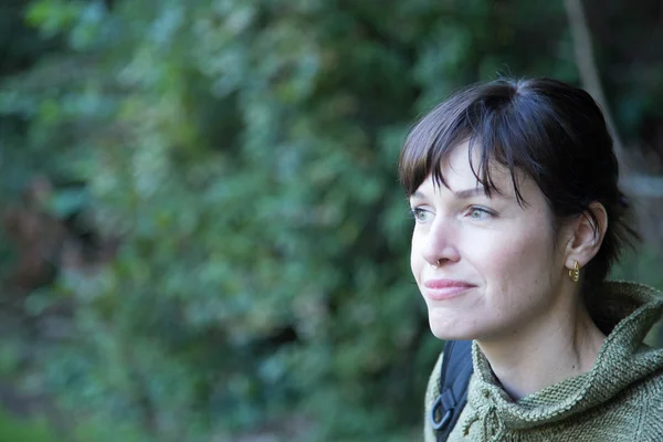 Aantrekkelijke vrouw met bruine haren en mooie groene ogen — Stockfoto