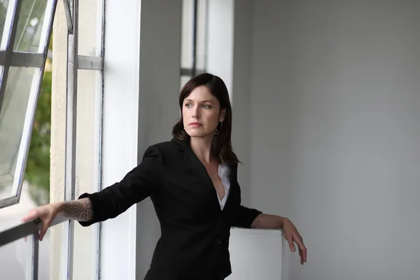 Business Woman with Brown Hair and Beautiful Green Eyes — Stock Photo, Image