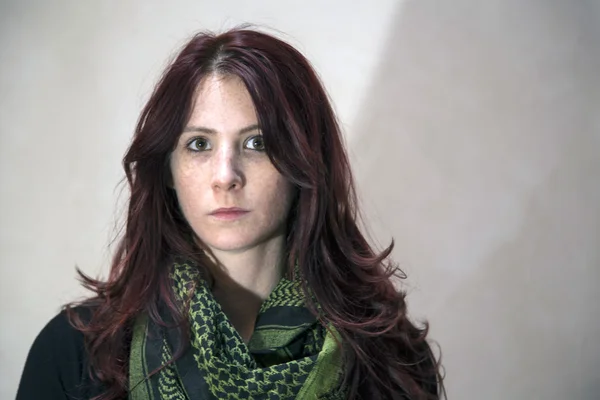 Młoda kobieta z włosów czerwony i zielony szalik — Zdjęcie stockowe