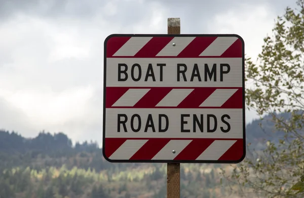 Rampe de bateau : extrémités de la route — Photo