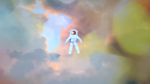 Door de eeuwigheid en de tijd. Astronaut in prachtige kleurrijke ruimte — Stockvideo
