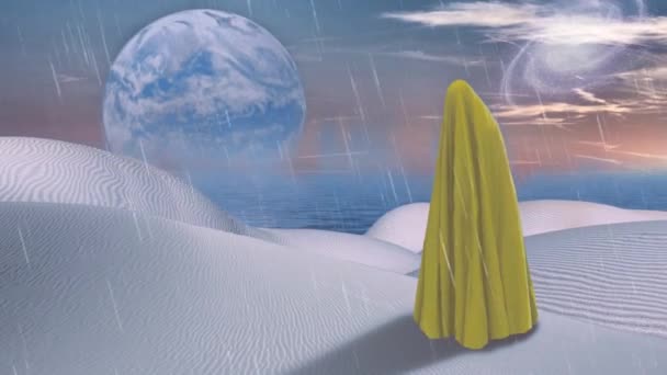 Сюрреалистичная пустыня Мистическая фигура, покрытая желтой тканью — стоковое видео
