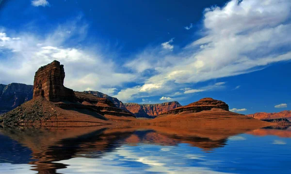 Vista de rocas rojas. Agua del desierto —  Fotos de Stock